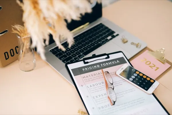 Weboldal készítés árak – költségkalkuláció laptop mellett