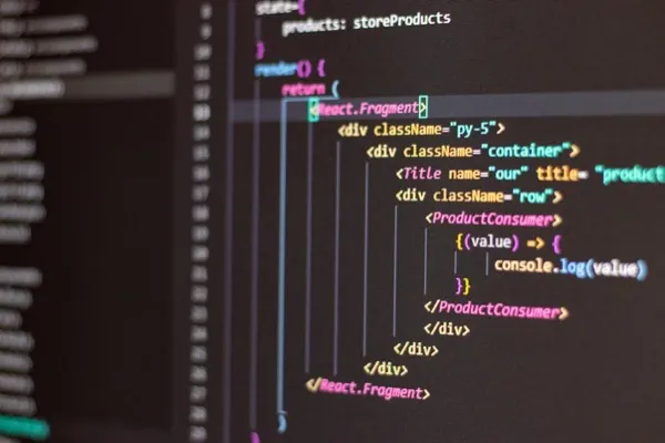 WordPress vagy egyedi weboldal – kód a képernyőn