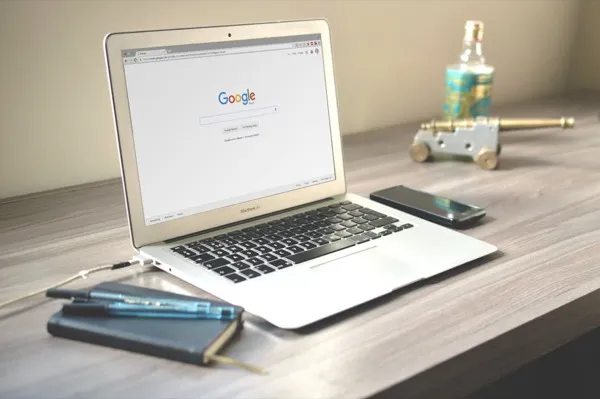 Google kereső laptop képernyőn – SEO első oldal