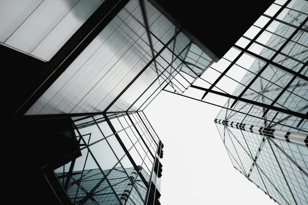 Modern üveg felhőkarcolók geometrikus szimmetriája — hitelesség vizuális metaforája